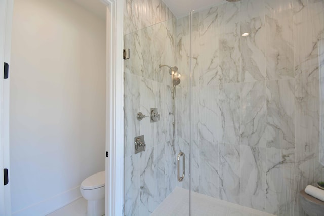 full bathroom featuring a marble finish shower, toilet, and baseboards