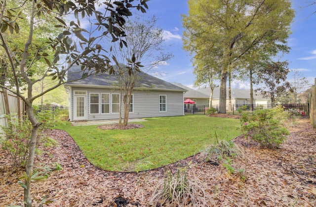 102 Brutus Ln, Summerville, SC 29485 - rear view of property featuring a lawn and a fenced backyard