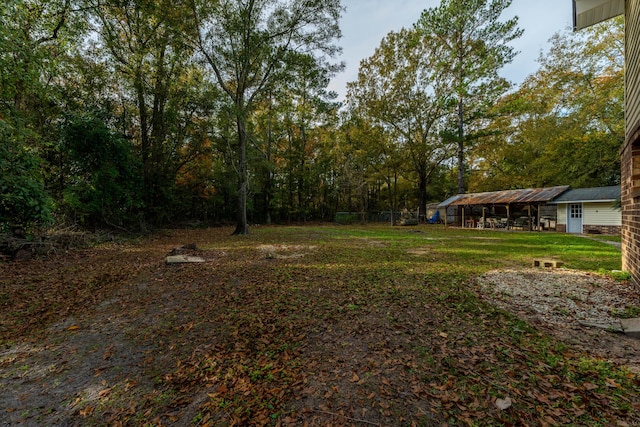 view of yard featuring an outbuilding