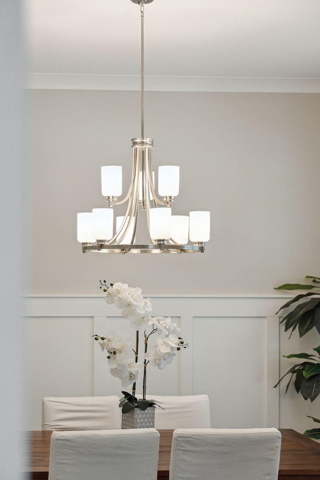 details featuring crown molding and a notable chandelier