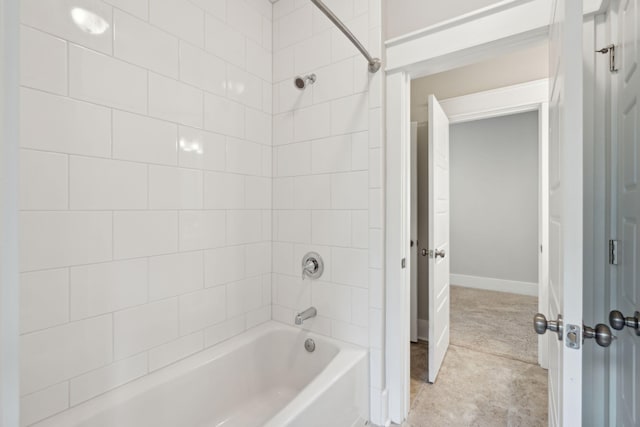 bathroom featuring tiled shower / bath