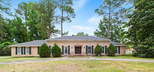 view of front of home featuring a front yard