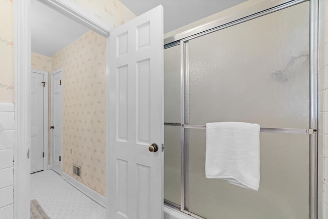 2266 Griffith Dr, Orangeburg, SC 29118 - full bathroom featuring visible vents, baseboards, a shower with shower door, and wallpapered walls