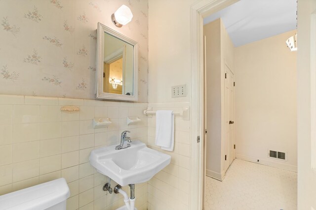 2266 Griffith Dr, Orangeburg, SC 29118 - half bathroom featuring visible vents, wainscoting, toilet, wallpapered walls, and a sink