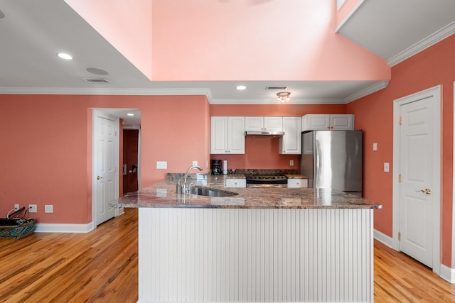 kitchen featuring white cabinetry, sink, ornamental molding, kitchen peninsula, and stainless steel appliances