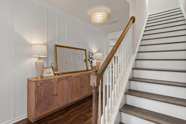 foyer featuring stairway, visible vents, dark wood-style flooring, and crown molding