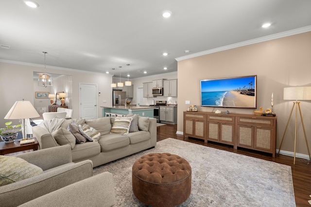 living room featuring visible vents, ornamental molding, dark wood-style floors, recessed lighting, and baseboards