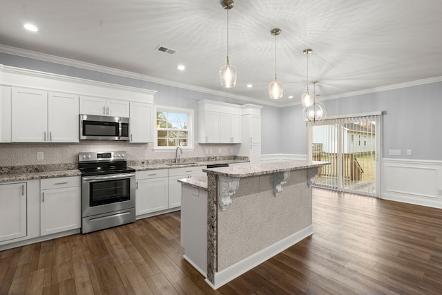 kitchen with a sink, stainless steel appliances, dark wood finished floors, and visible vents