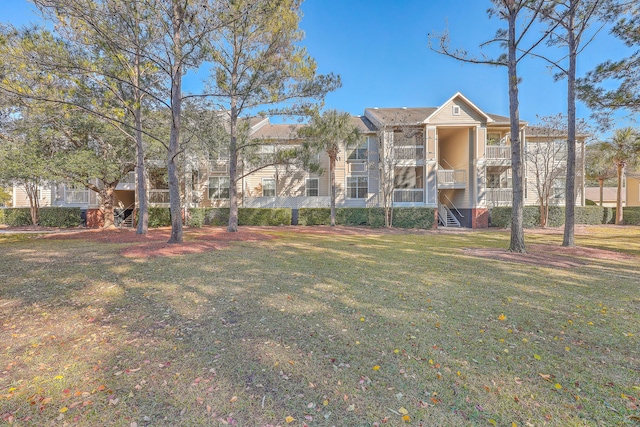 view of front of home featuring a front lawn