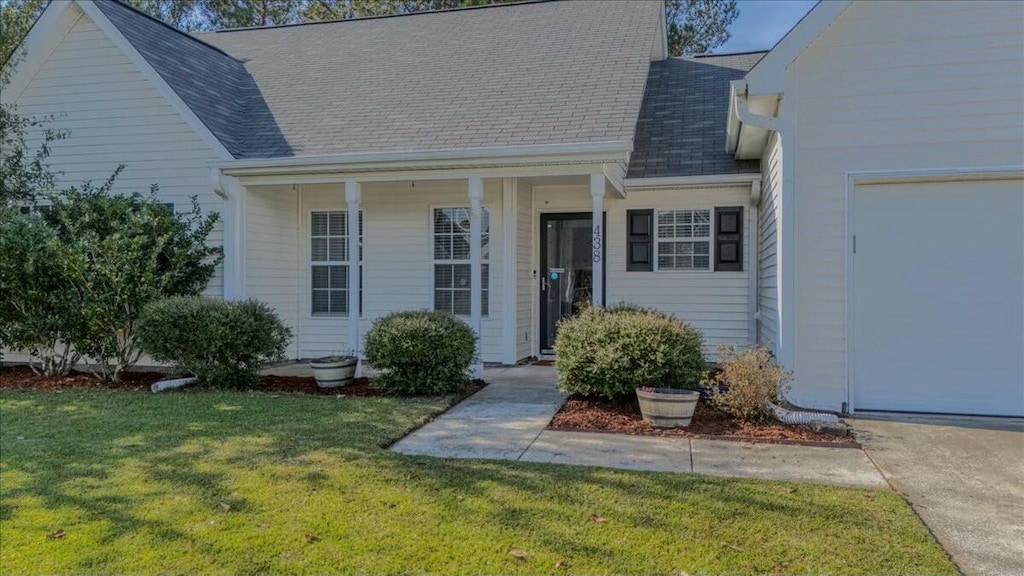 view of front facade with a front yard