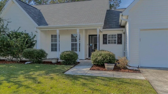 view of front facade with a front yard