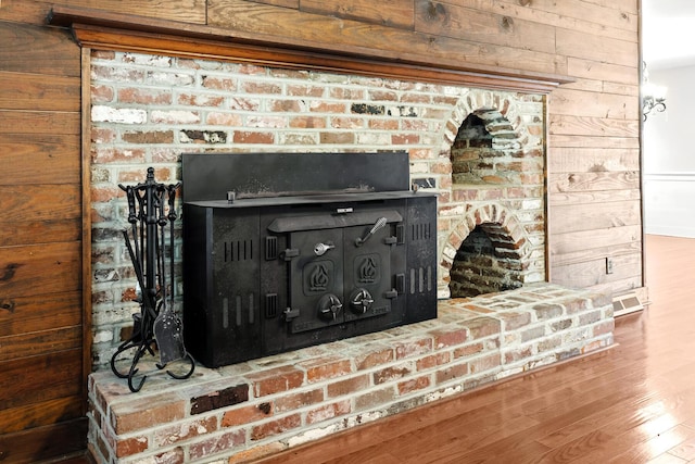 206 Chaussee Blvd, Summerville, SC 29483 - detailed view of wood walls and wood finished floors