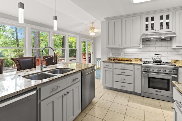 206 Chaussee Blvd, Summerville, SC 29483 - kitchen with stainless steel appliances, under cabinet range hood, a sink, and decorative backsplash