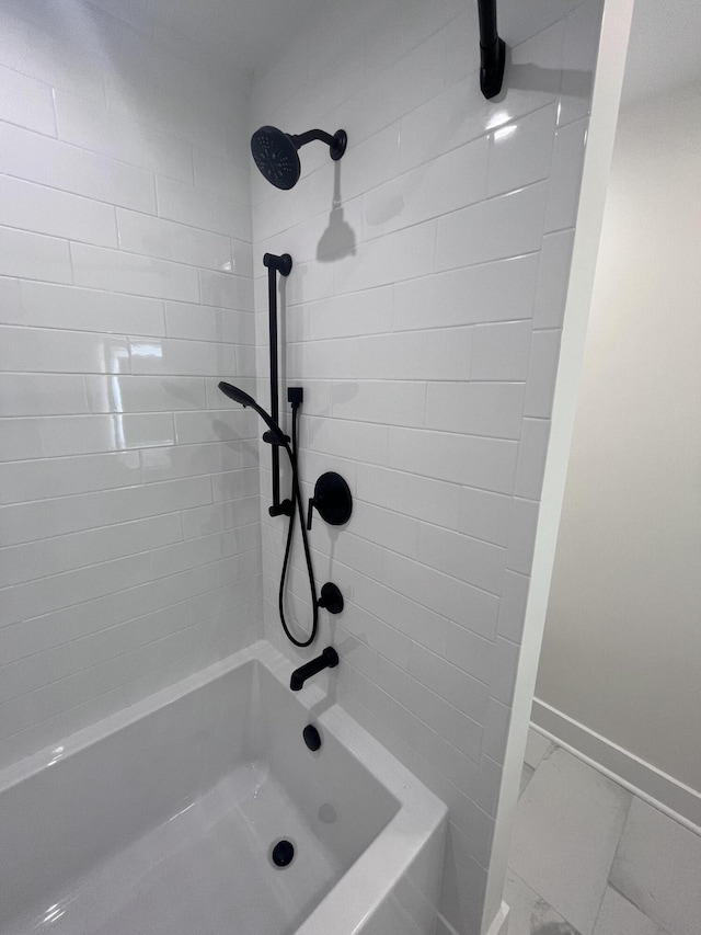 bathroom with tiled shower / bath