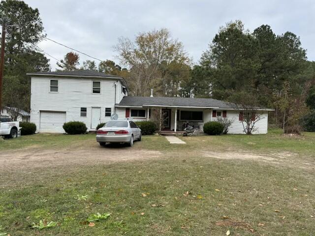 view of front facade featuring a front yard and a garage