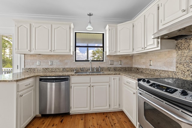 633 Stono Edge Dr, Charleston, SC 29412 - kitchen with stainless steel appliances, under cabinet range hood, white cabinets, and crown molding