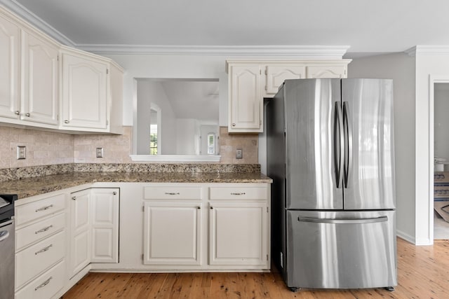 633 Stono Edge Dr, Charleston, SC 29412 - kitchen with freestanding refrigerator, decorative backsplash, light wood-style floors, white cabinets, and crown molding