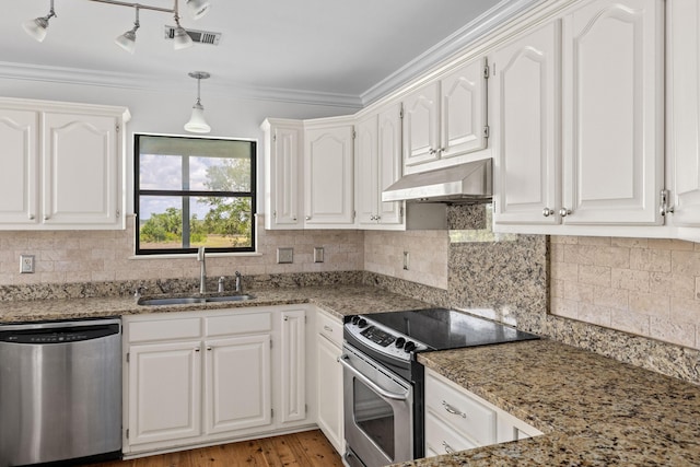 633 Stono Edge Dr, Charleston, SC 29412 - kitchen featuring stainless steel appliances, under cabinet range hood, white cabinetry, backsplash, and ornamental molding