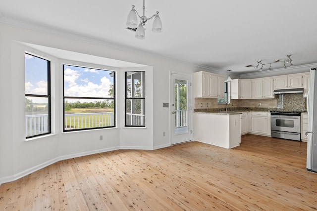 633 Stono Edge Dr, Charleston, SC 29412 - kitchen featuring stainless steel electric range oven, under cabinet range hood, a chandelier, ornamental molding, and light wood-style floors