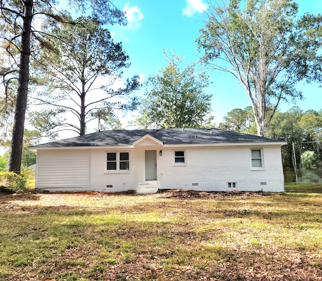 view of front of home with a front lawn