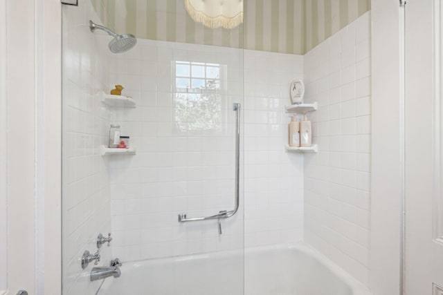 bathroom featuring tiled shower / bath