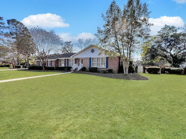 ranch-style home featuring a front lawn