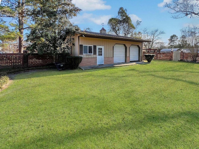 view of yard featuring a garage and an outdoor structure