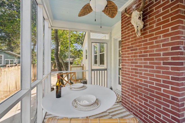 sunroom with ceiling fan