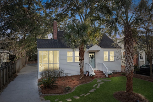 view of front of property featuring a front lawn