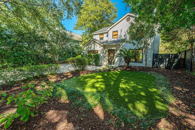 front facade featuring a front yard