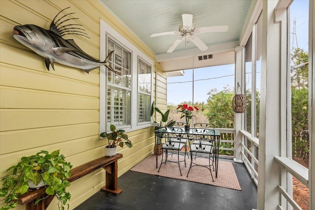 sunroom with visible vents and a ceiling fan