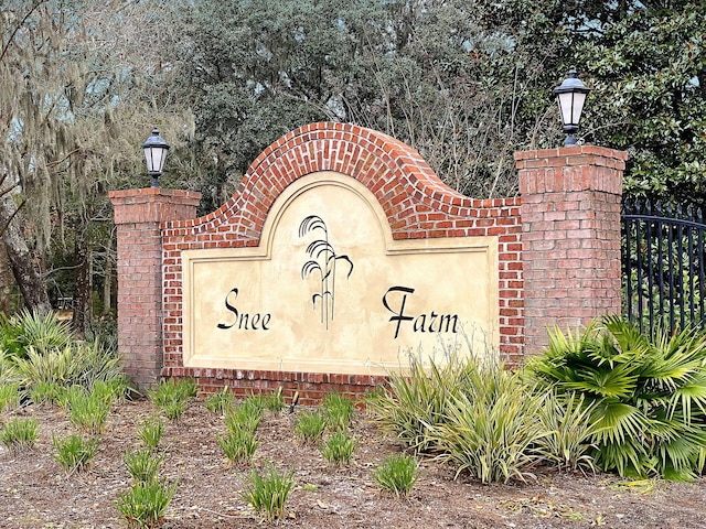 community / neighborhood sign featuring fence