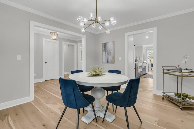 dining space with crown molding, light wood-style flooring, a notable chandelier, and baseboards