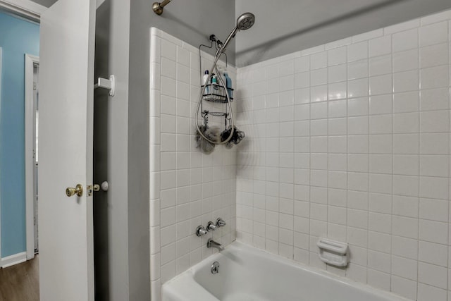 bathroom featuring tiled shower / bath combo