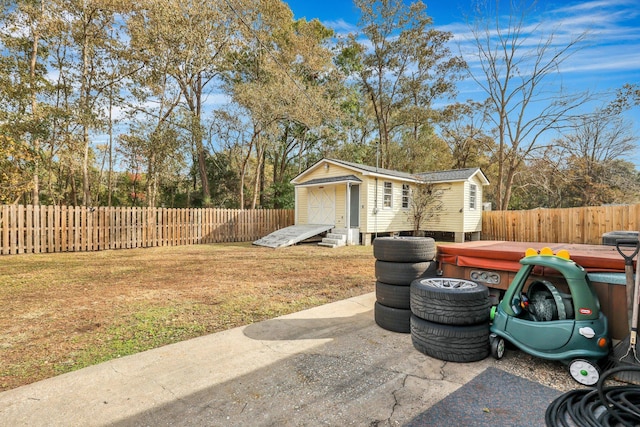 view of yard with an outbuilding