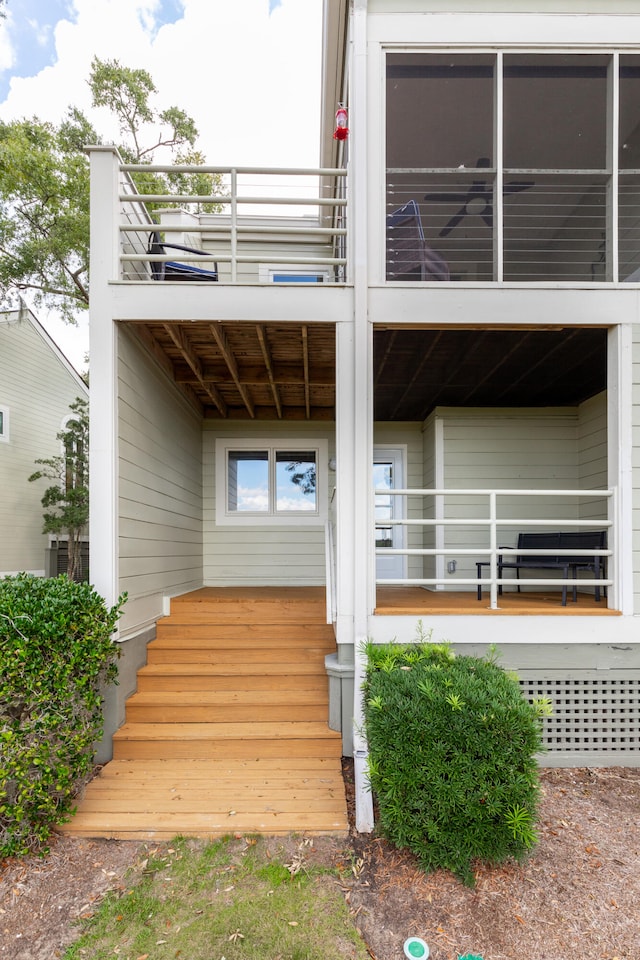 property entrance featuring a balcony