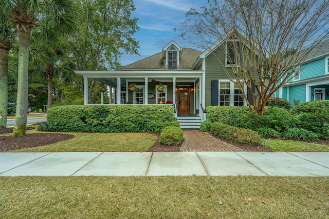 view of front of property with a front yard