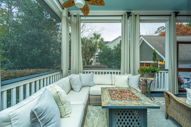 sunroom with ceiling fan