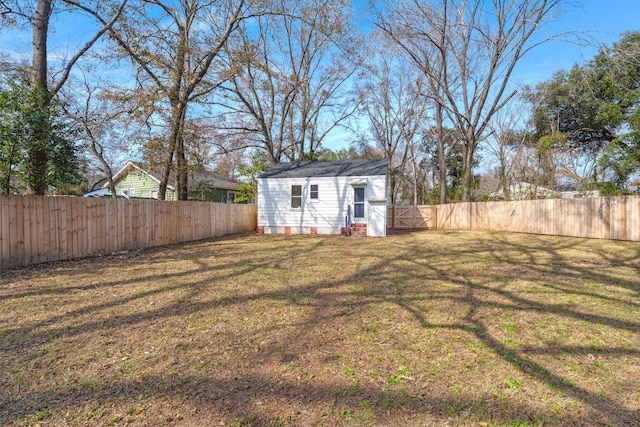 view of yard featuring an outdoor structure