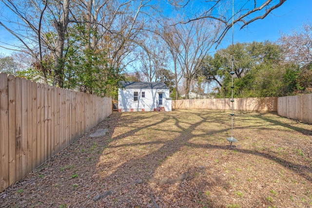 view of yard featuring an outdoor structure