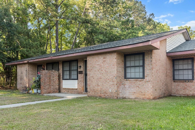7914 Dutch Ct, North Charleston, SC 29420 - single story home featuring roof with shingles, a front yard, and brick siding