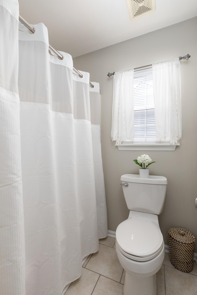 full bath with visible vents, tile patterned floors, baseboards, toilet, and a shower with shower curtain