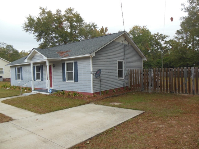 view of front of home featuring a front lawn