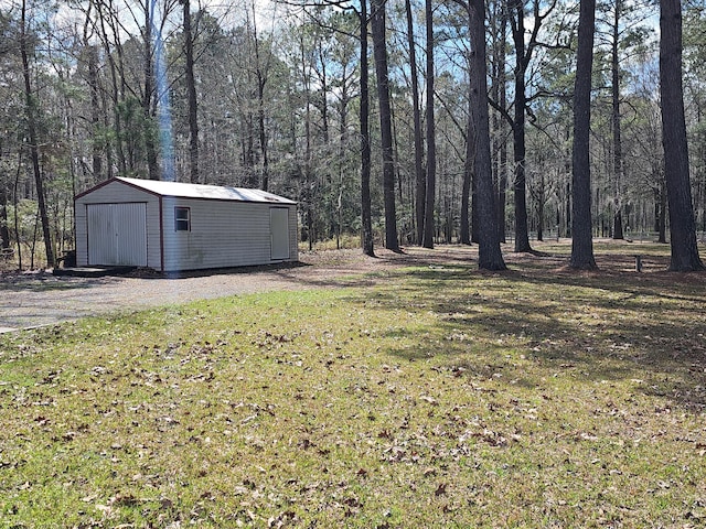 view of yard with an outbuilding