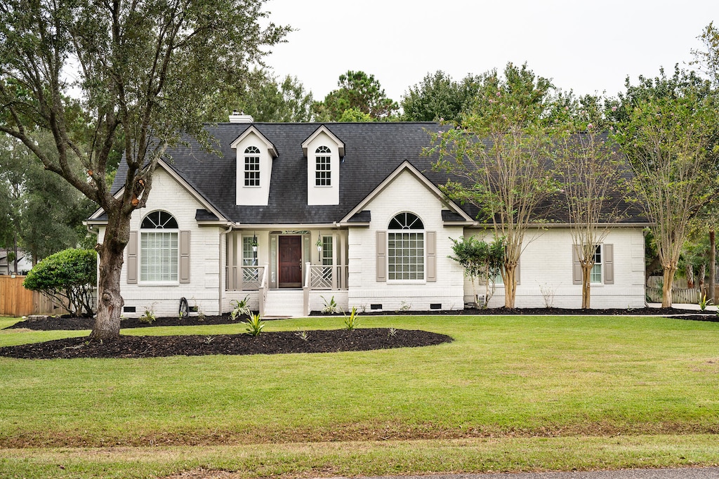 view of front of property featuring a front yard