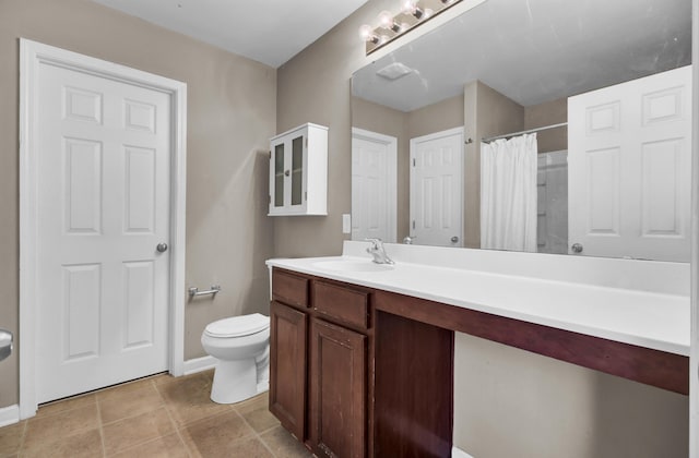 bathroom with toilet, a shower with curtain, and vanity