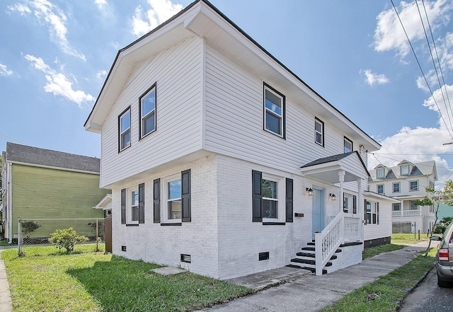 view of front of house featuring a front yard