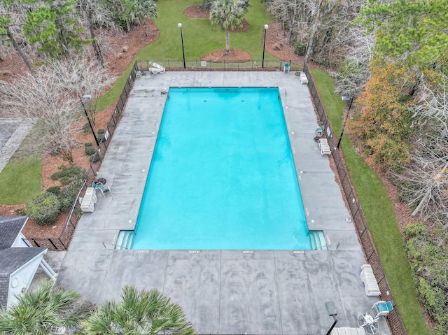 view of swimming pool featuring a yard