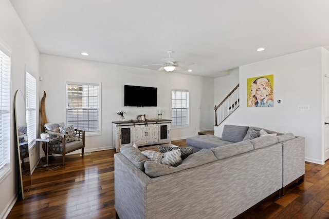 living area featuring a ceiling fan, recessed lighting, dark wood-style flooring, and baseboards