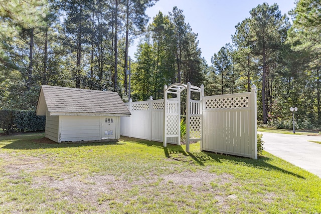 view of yard with a shed